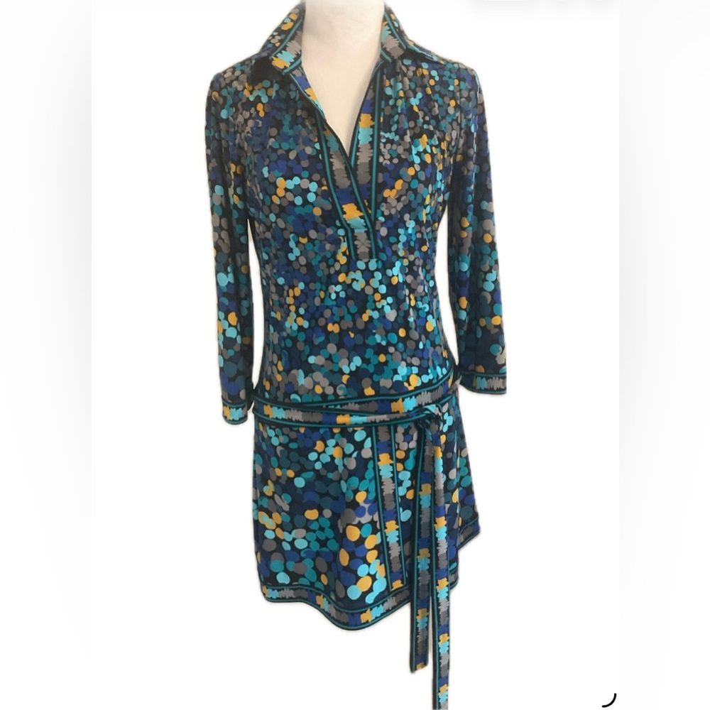 BCBGMaxAzria Colourful Patterned V Neck Collared Dress with attached belt.